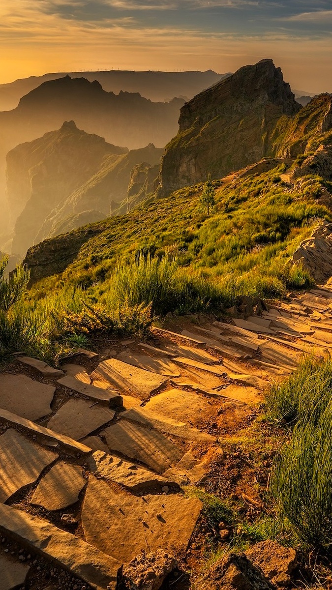 Rozświetlona kamienna ścieżka w górach Pico Arieiro