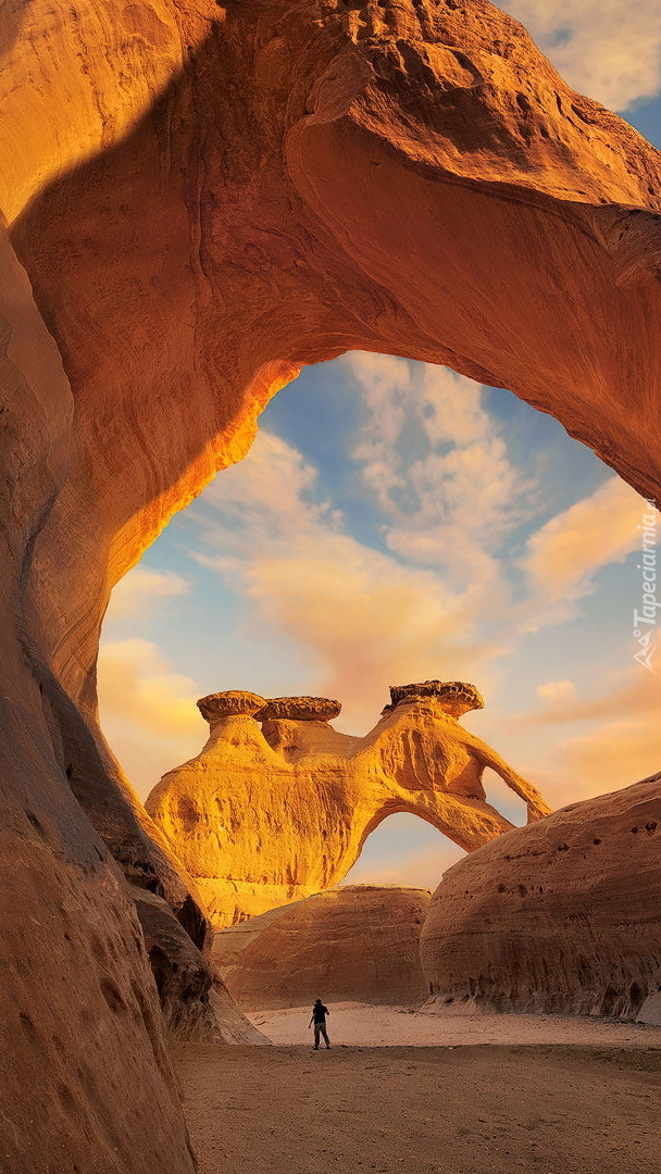 Rozświetlone formacje skalne w Arabii Saudyjskiej