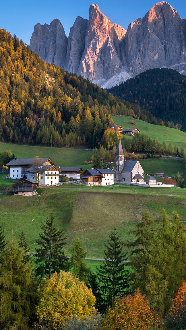 Rozświetlone góry i domy w dolinie Val di Funes
