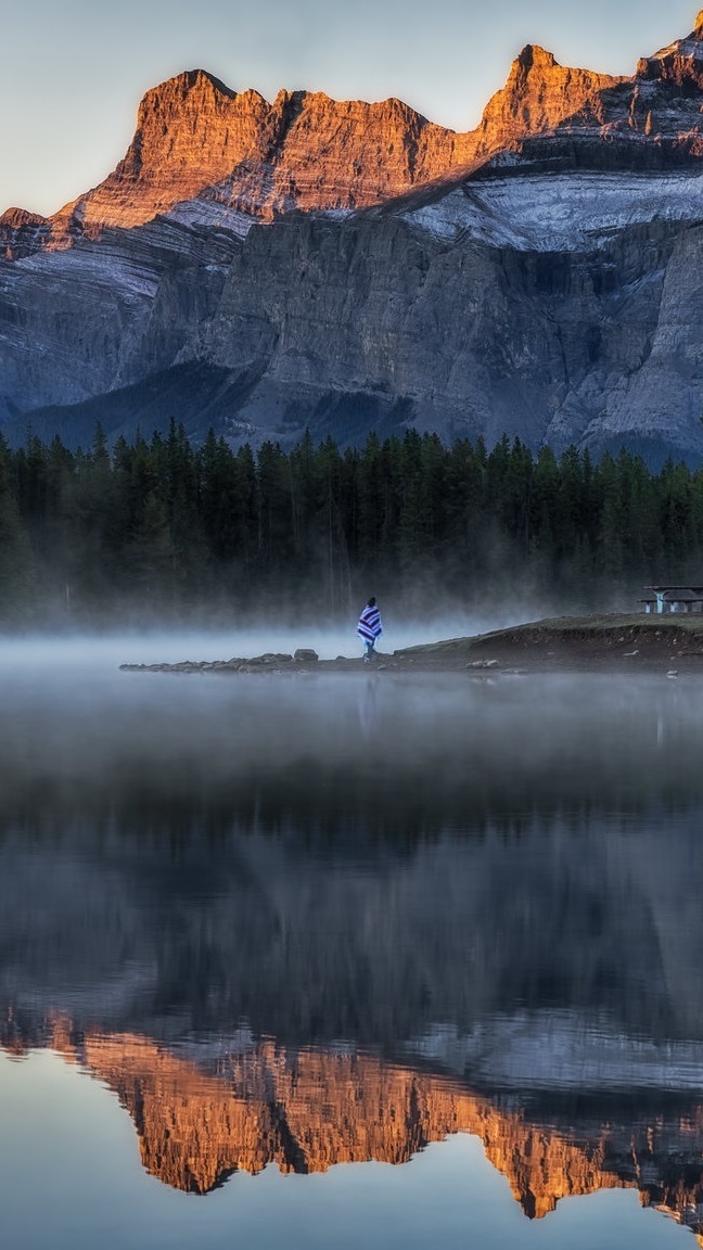 Rozświetlone góry i mgła nad jeziorem Two Jack