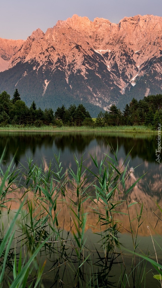 Rozświetlone góry nad jeziorem