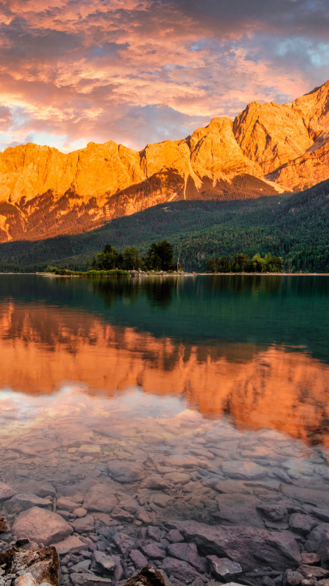 Rozświetlone góry nad jeziorem Eibsee