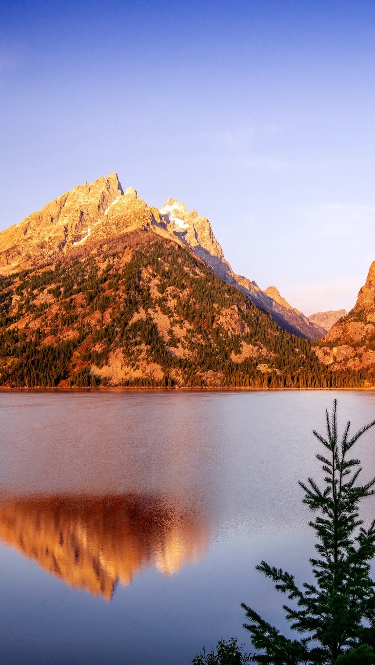 Rozświetlone góry nad jeziorem Jenny Lake