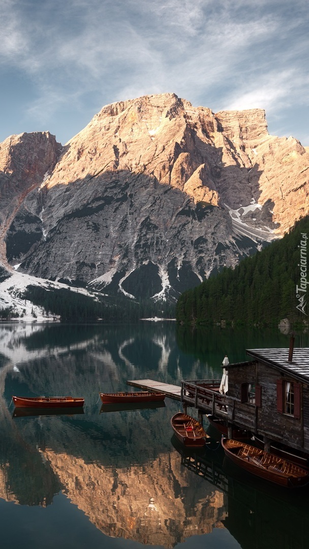 Rozświetlone góry nad jeziorem Pragser Wildsee