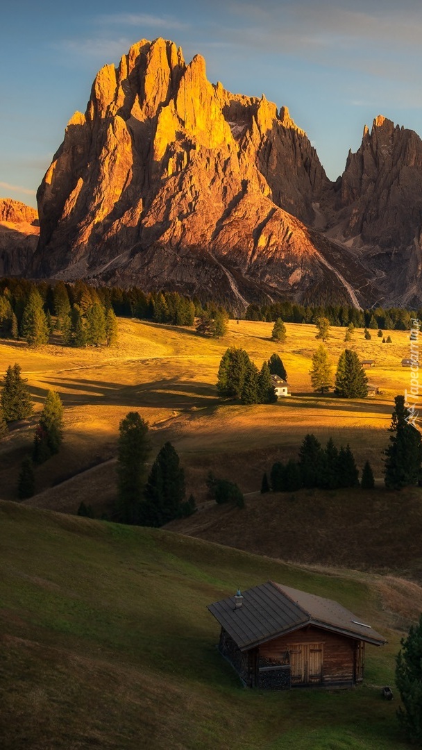 Rozświetlone góry Sassolungo i dolina Val Gardena