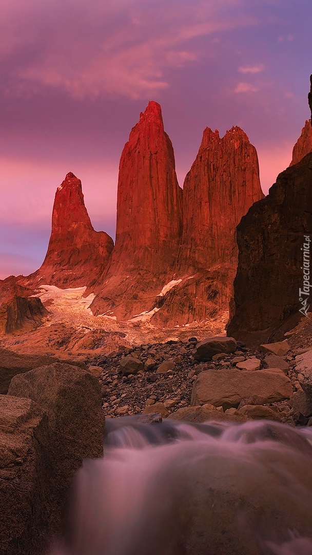 Rozświetlone góry w Parku Narodowym Torres del Paine