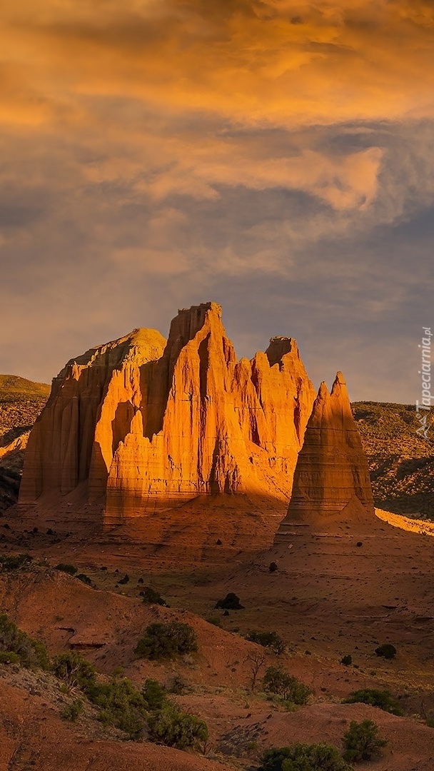 Rozświetlone skały w Parku Narodowym Capitol Reef