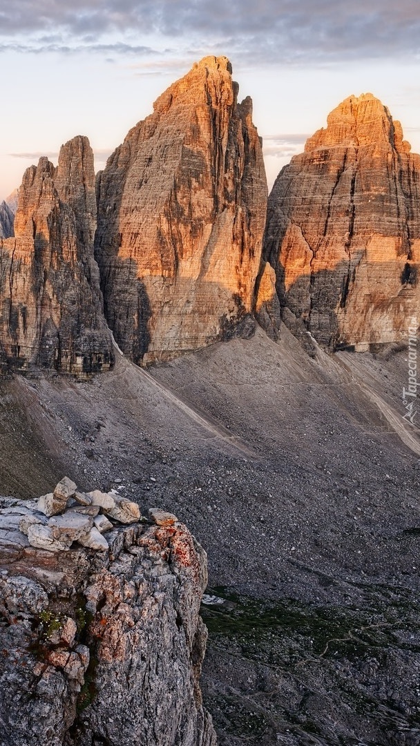 Rozświetlone słońcem góry Tre Cime di Lavaredo