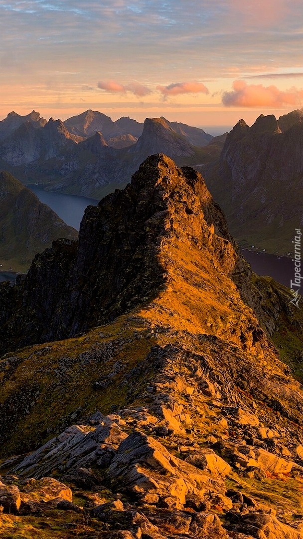 Rozświetlone szczyty gór na Lofotach