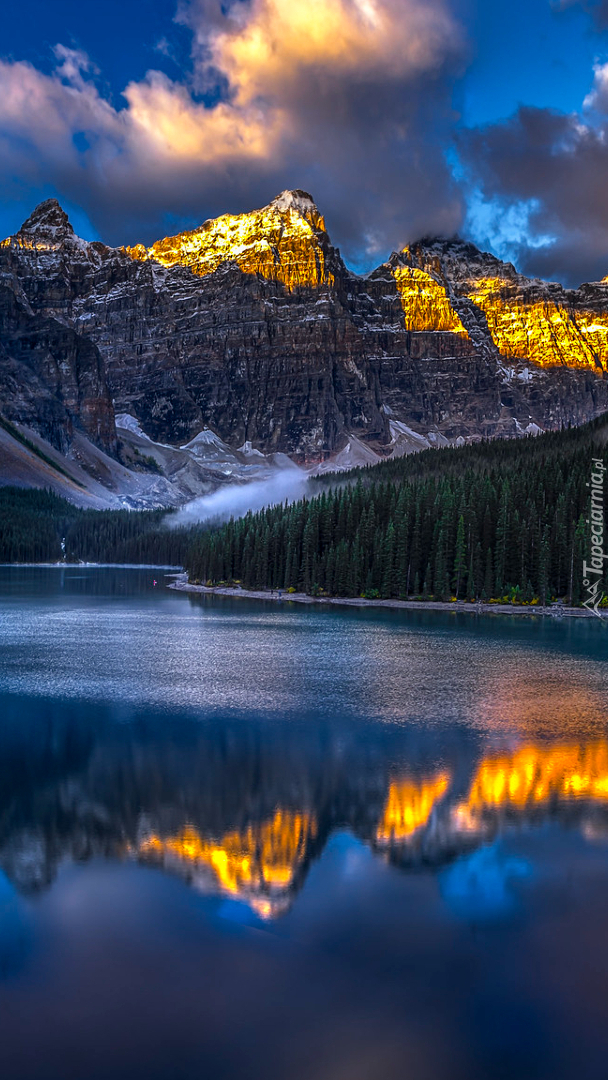 Rozświetlone szczyty nad jeziorem Moraine Lake