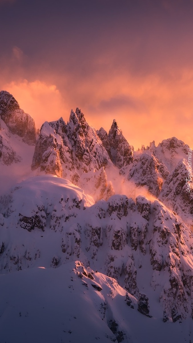 Rozświetlone zaśnieżone Dolomity