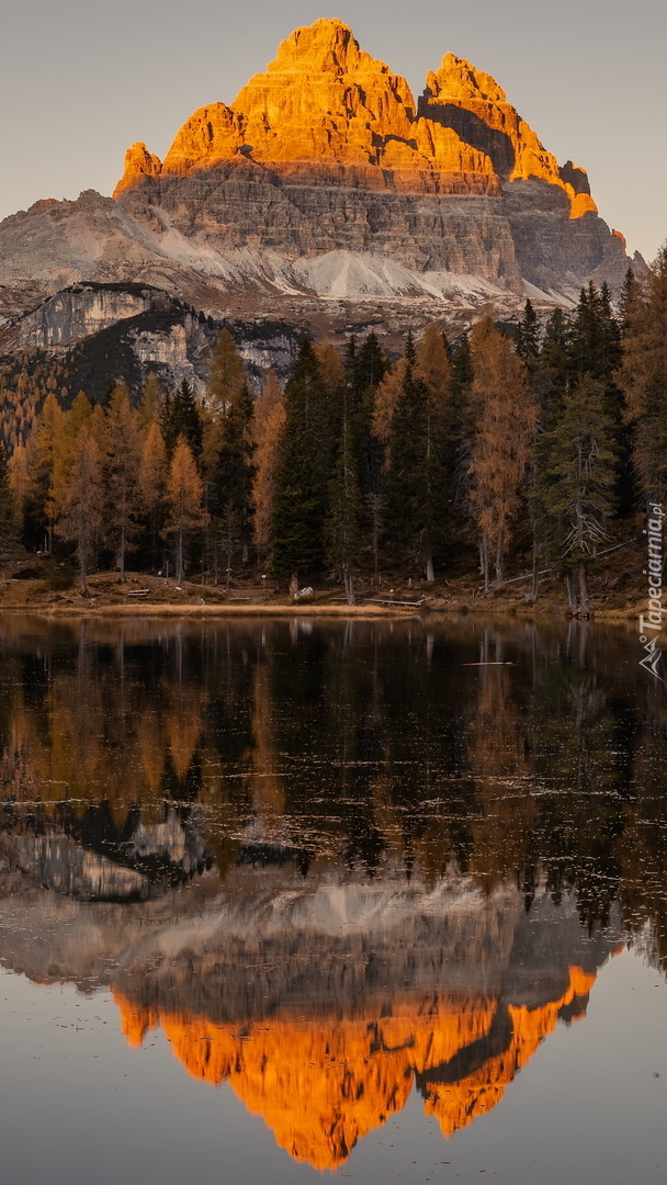 Rozświetlony Masyw Tre Cime di Lavaredo w odbiciu jeziora Antorno Lake