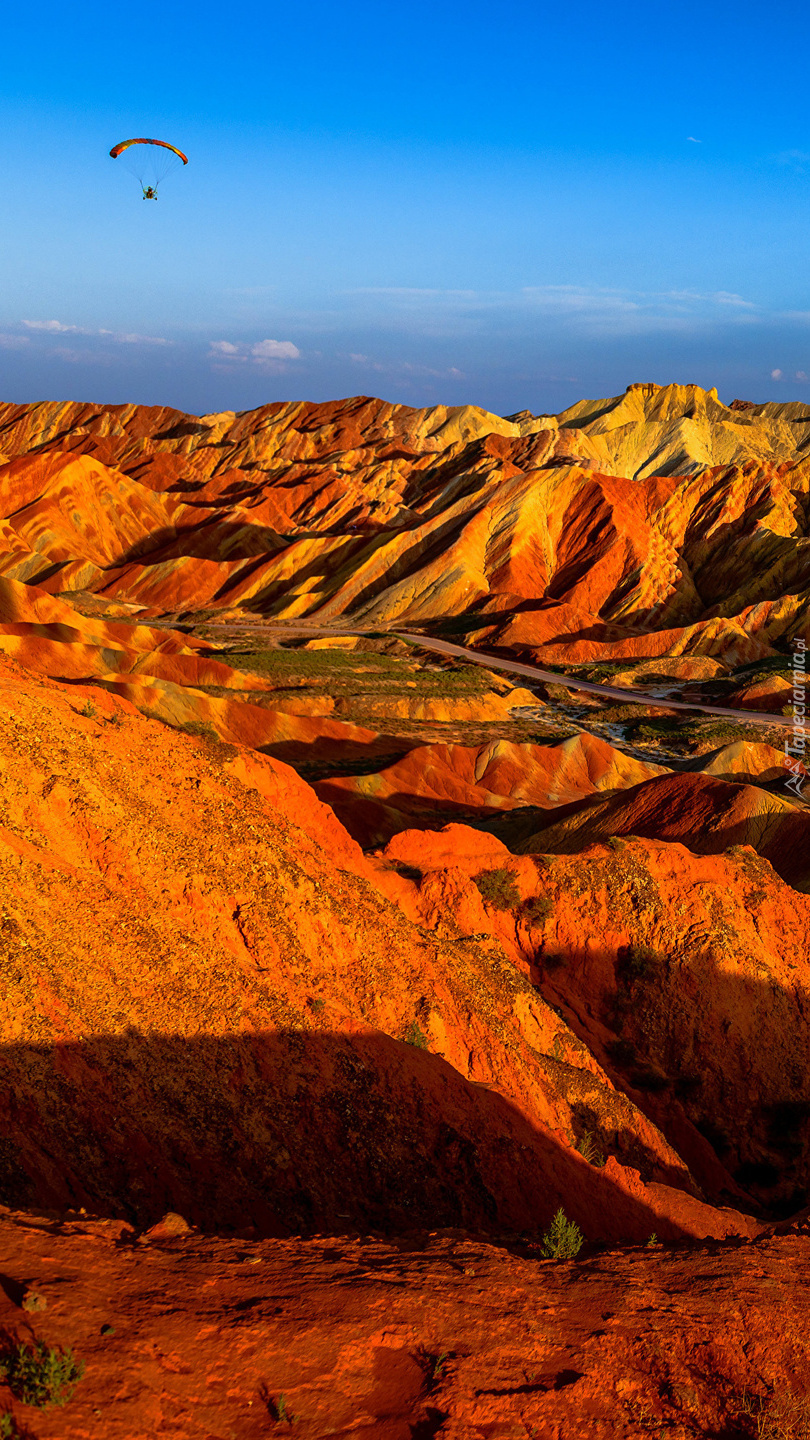 Rozświetlony słońcem Narodowy Park Geologiczny Zhangye Danxia