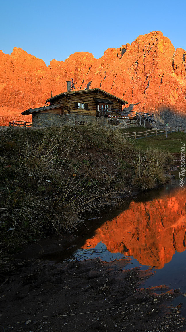 Rozświetlony słońcem szczyt Cimon della Pala