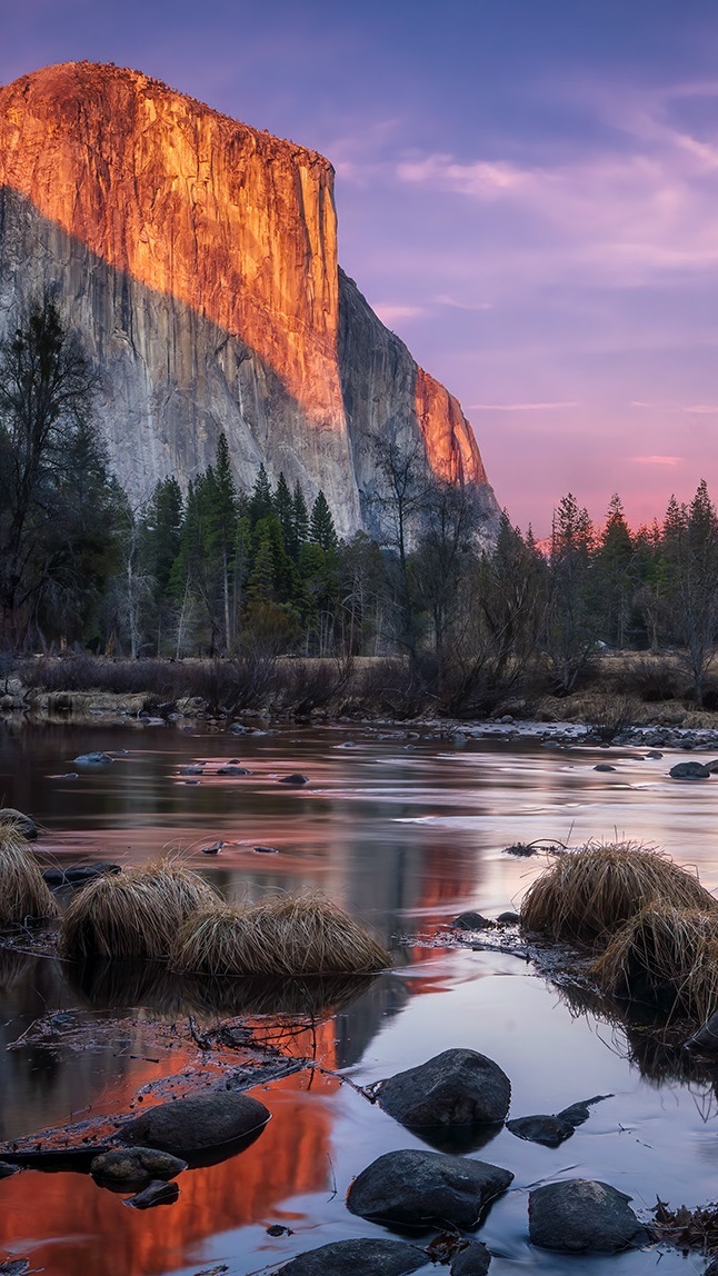 Rozświetlony szczyt El Capitan nad rzeką Merced River