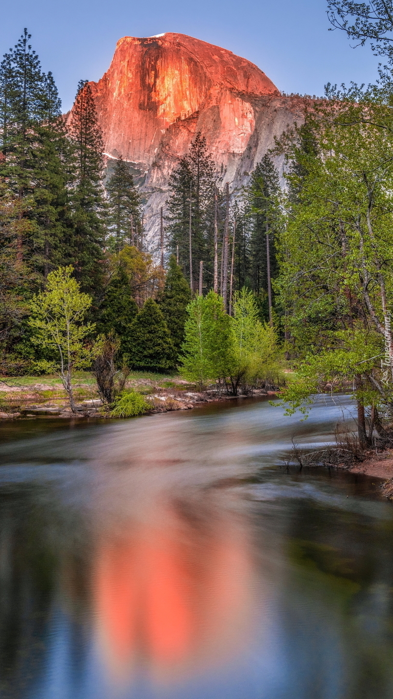 Rozświetlony szczyt Half Dome