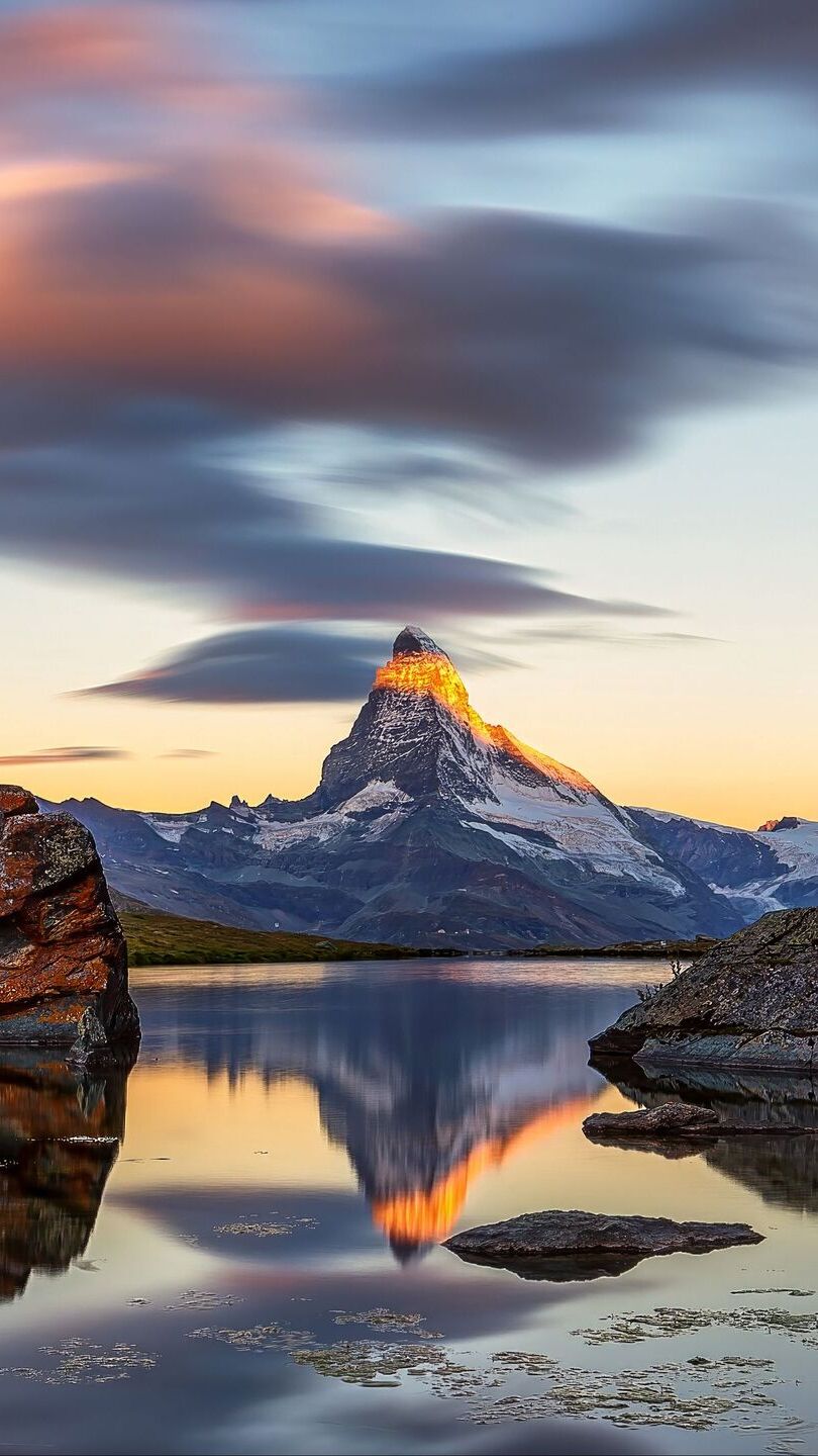 Rozświetlony szczyt Matterhorn i jezioro Stellisee