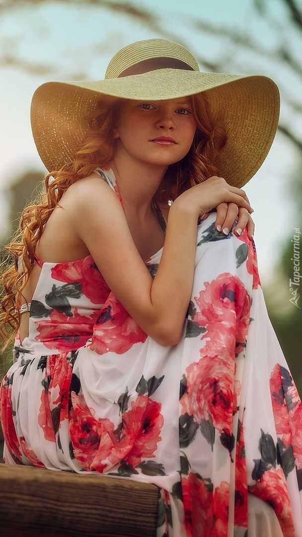 Rudowłosa dziewczyna w kapeluszu