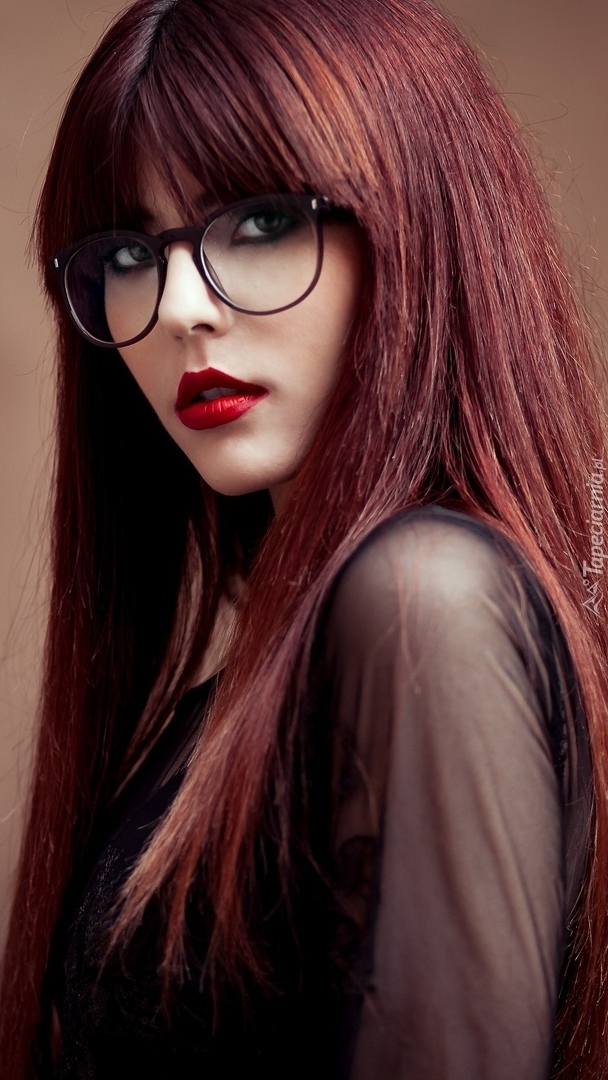 Rudowłosa dziewczyna w okularach