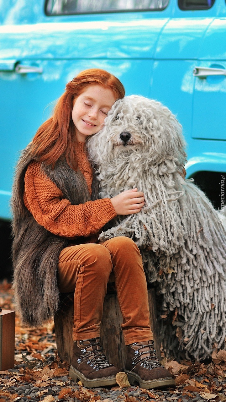Rudowłosa dziewczynka i pies puli