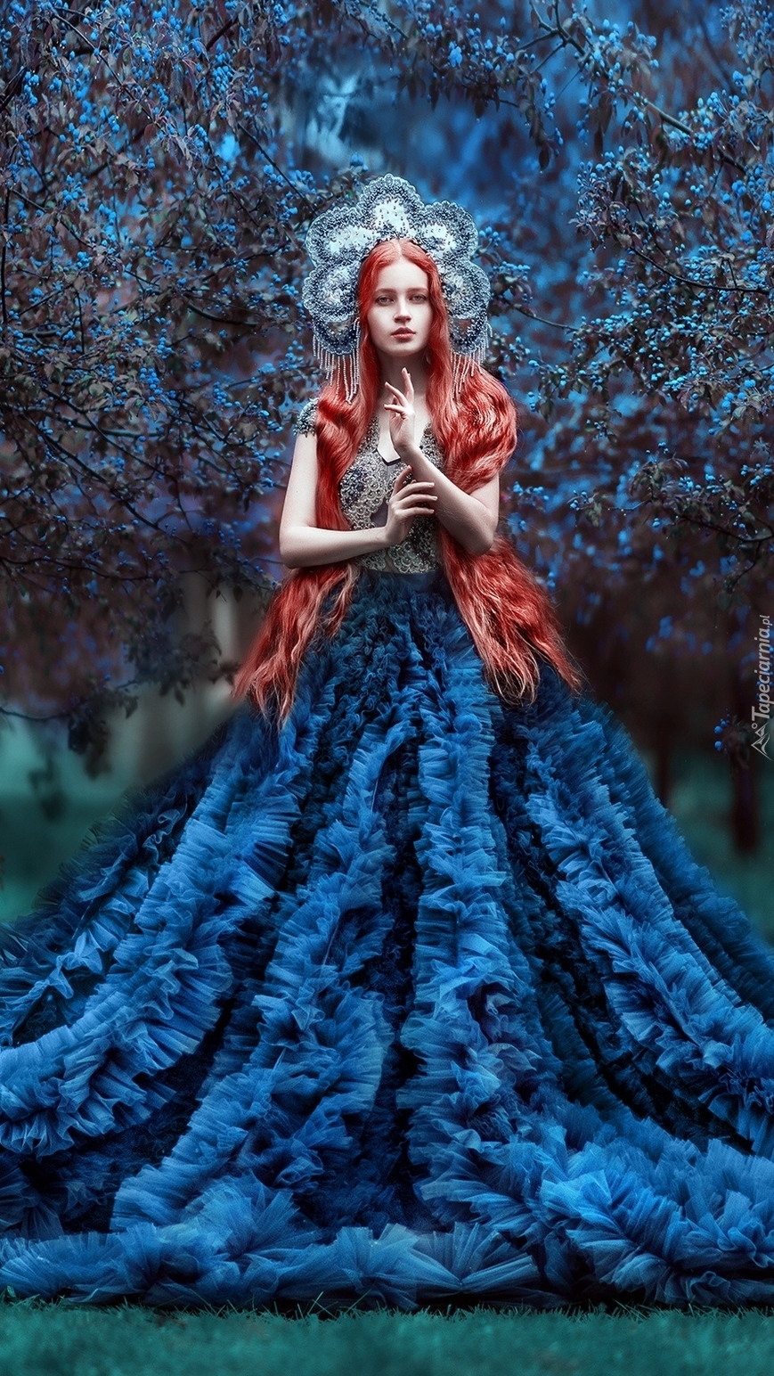Rudowłosa kobieta w niebieskiej sukni