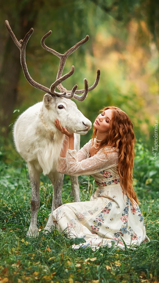 Rudowłosa kobieta z białym jeleniem