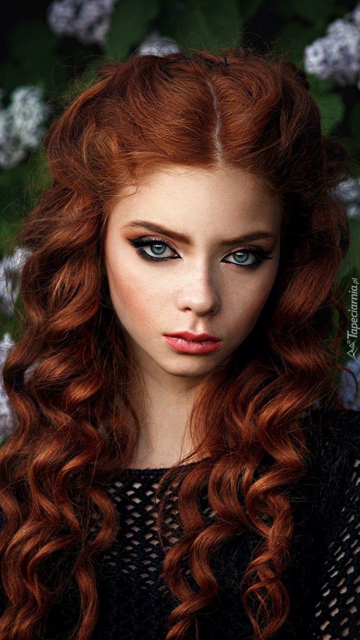 Rudowłosa kobieta z kręconymi włosami
