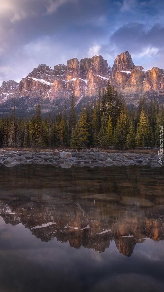 Rzeka Bow River i góra Castle Mountain