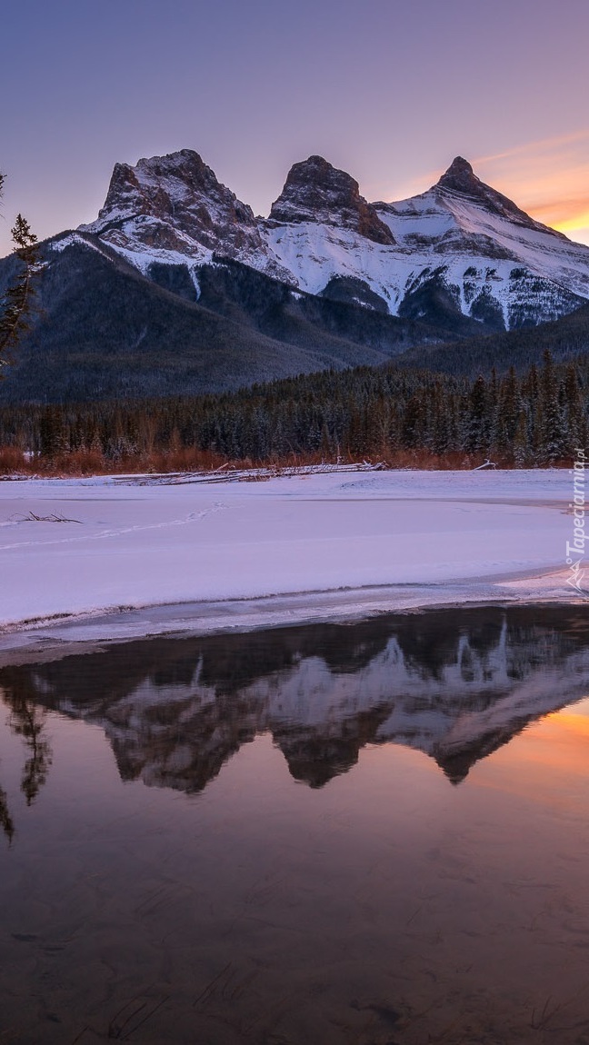 Rzeka Bow River i góry Canadian Rockies zimą