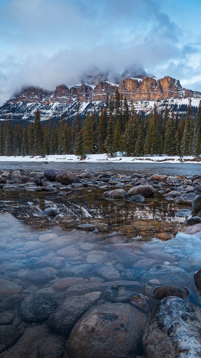 Rzeka Bow River i mgła nad górami Canadian Rockies