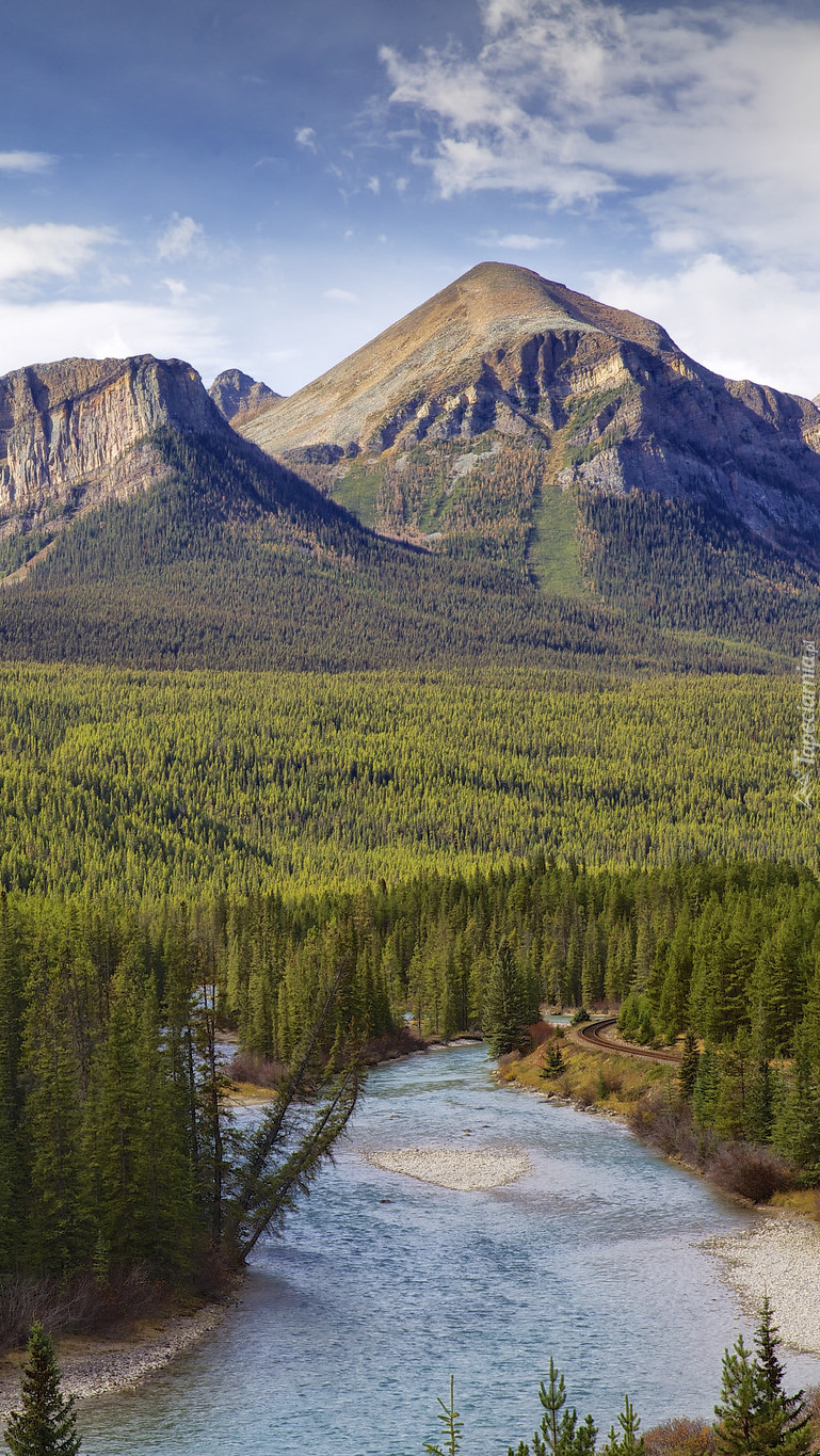 Rzeka Bow River na tle gór