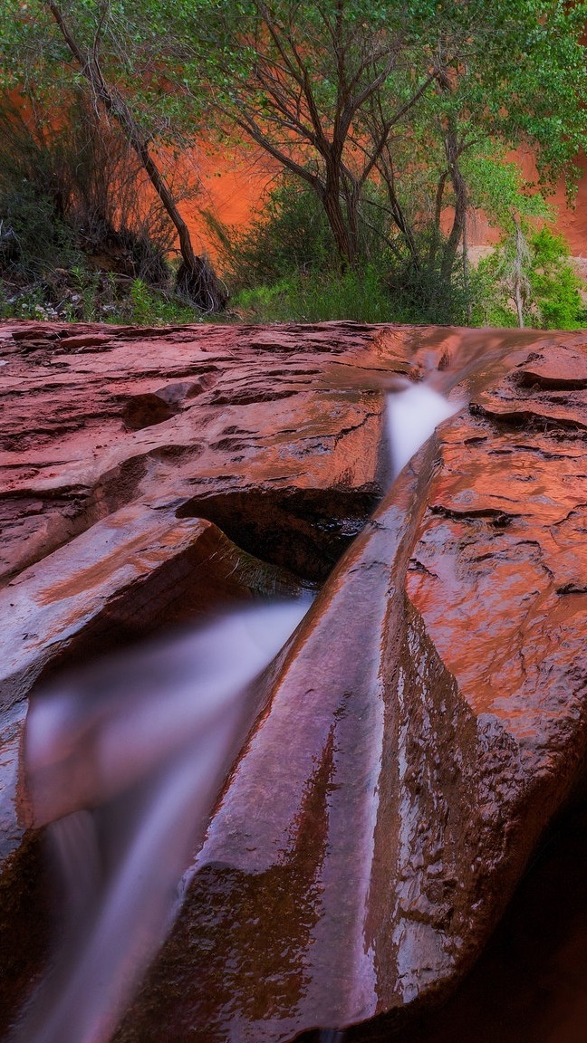 Rzeka Coyote Gulch na skałach