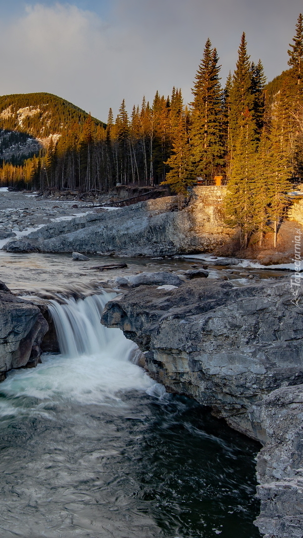 Rzeka Elbow River z wodospadem Elbow Falls