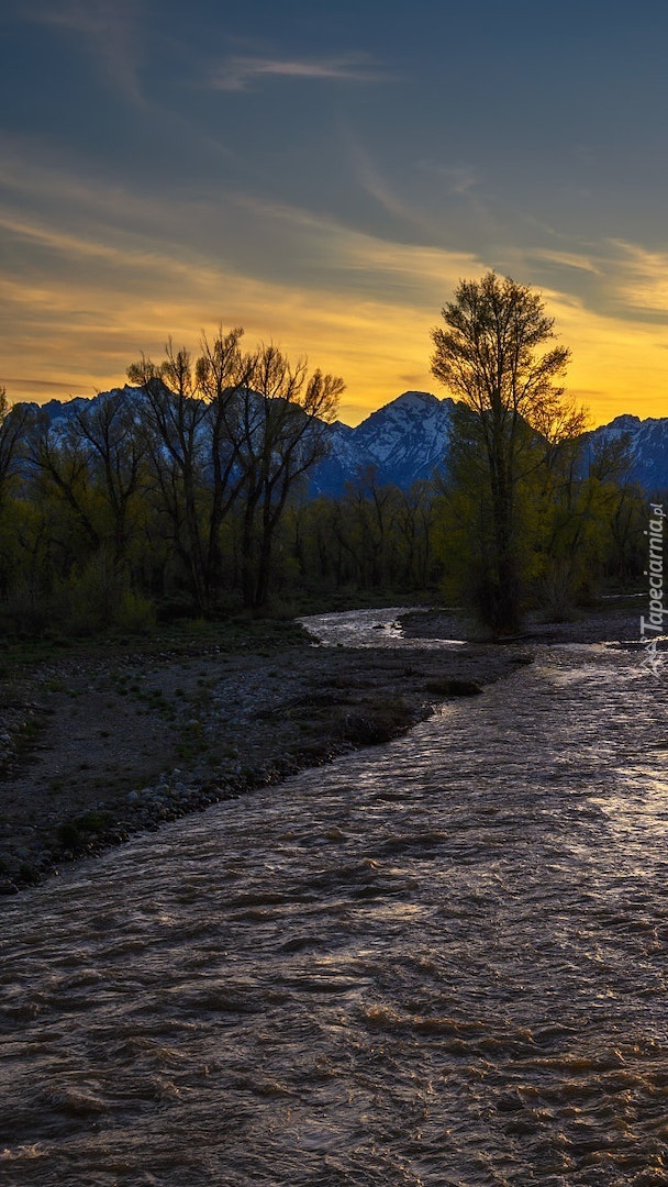 Rzeka i góry Teton Range o zachodzie słońca