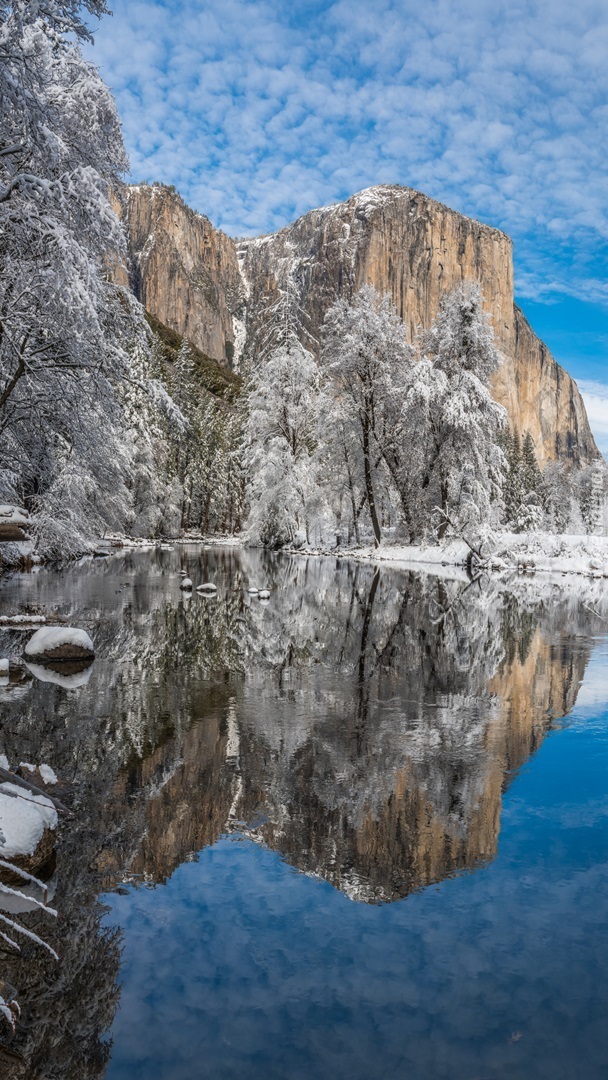 Rzeka Merced i góry Sierra Nevada