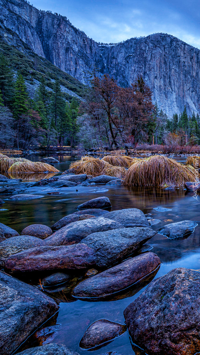 Rzeka Merced River i góry Sierra Nevada