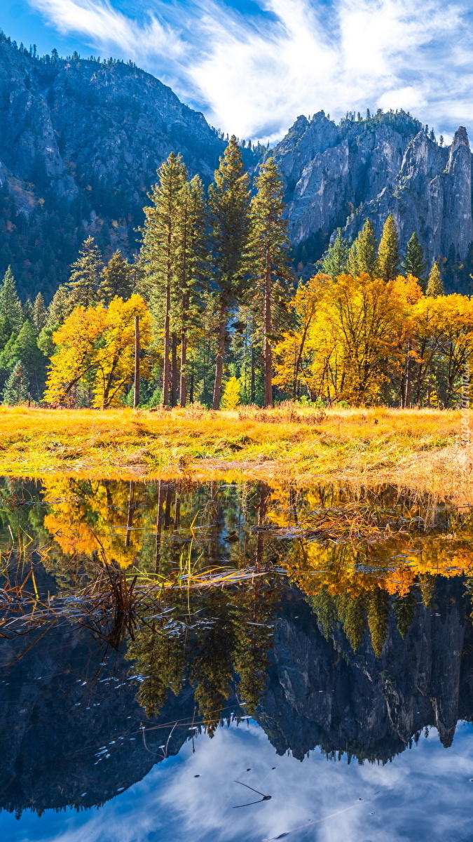 Rzeka Merced River i góry Sierra Nevada