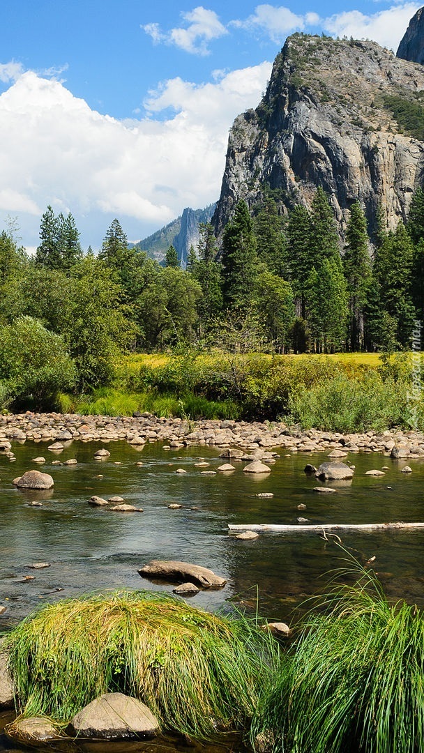 Rzeka Merced River i góry Sierra Nevada