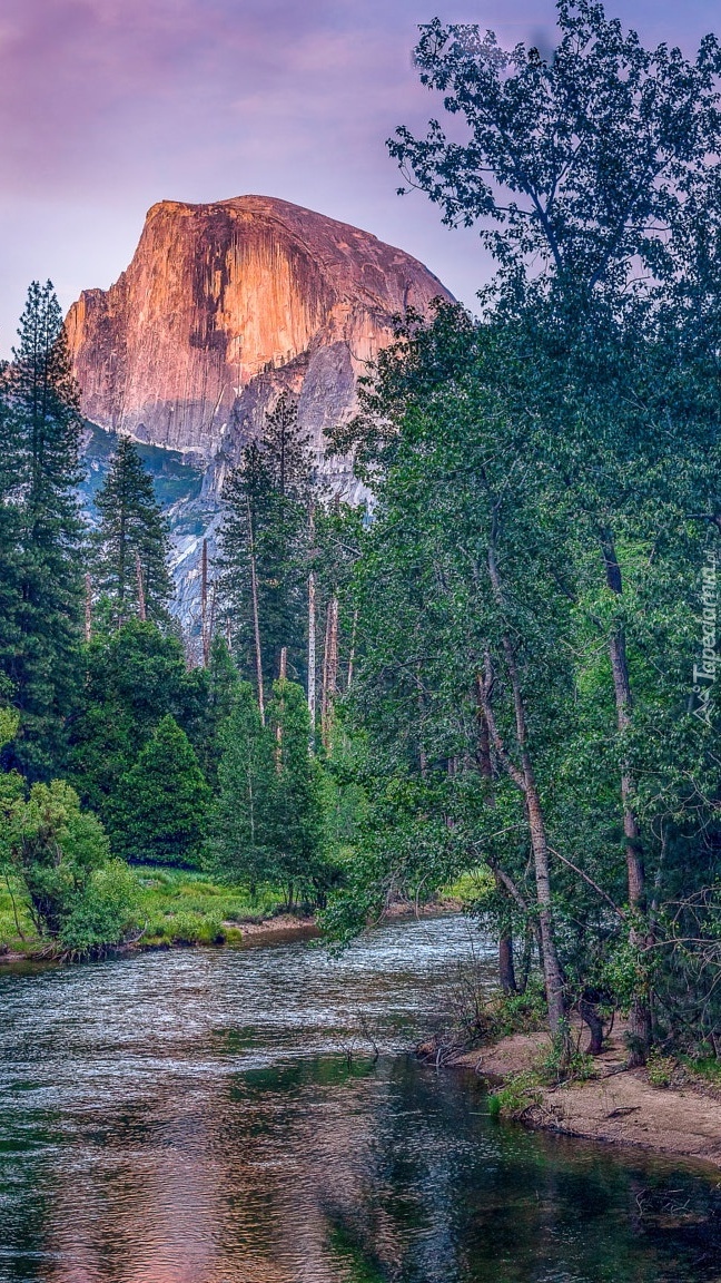 Rzeka Merced River i szczyt Half Dome