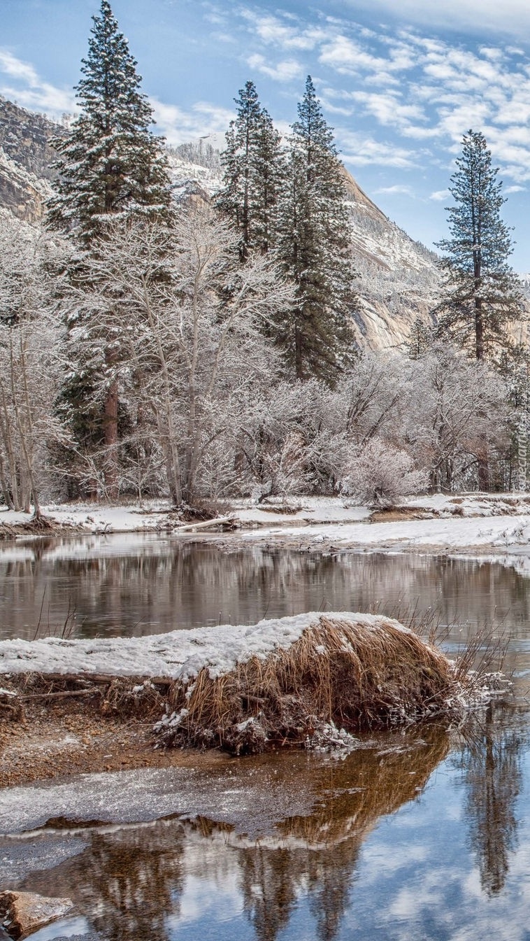 Rzeka Merced River w górach