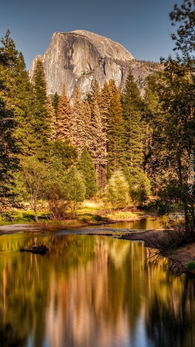 Rzeka Merced River w Parku Narodowym Yosemite