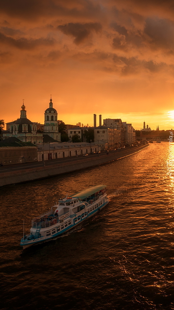 Rzeka Moskwa w blasku zachodzącego słońca