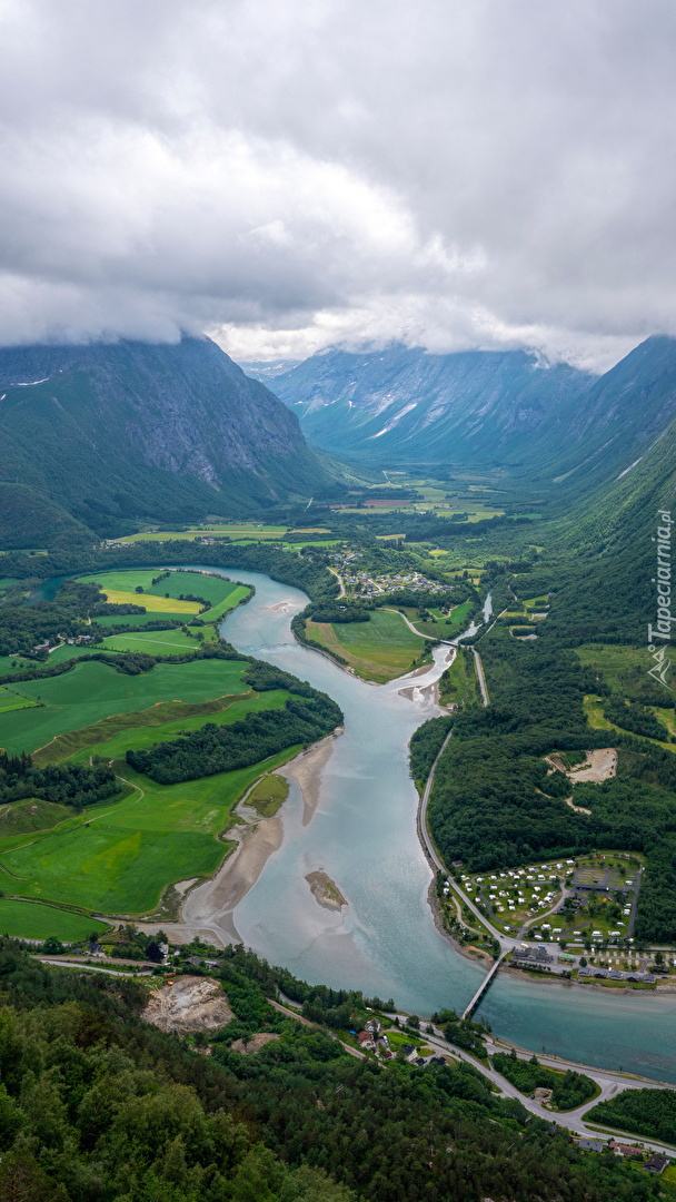 Rzeka Rauma w dolinie Romsdalen w Norwegii
