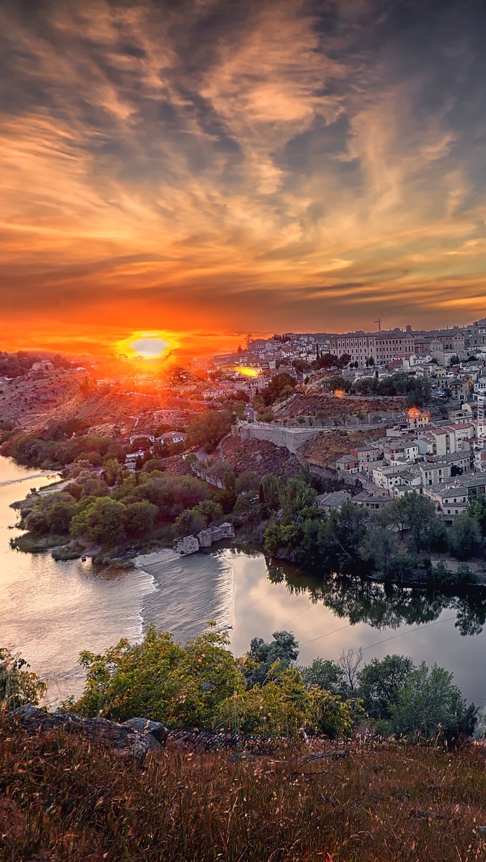 Rzeka Tag w Toledo o zachodzie słońca