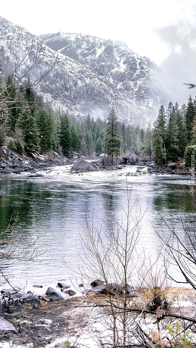 Rzeka w górach zimową porą