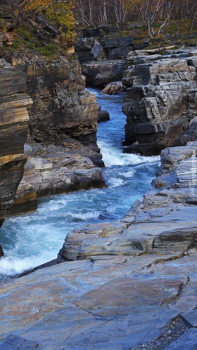 Rzeka wśród skał