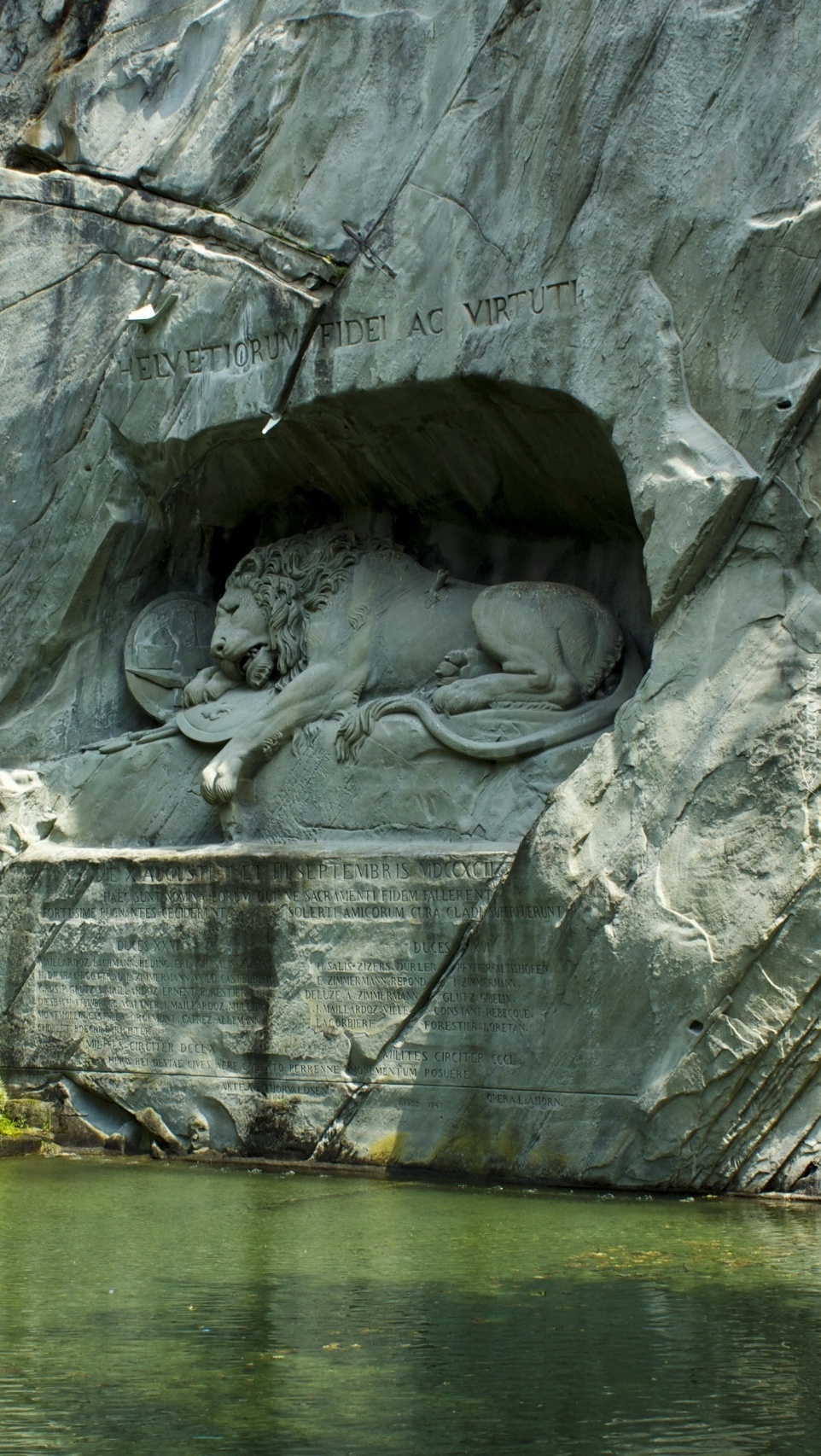 Rzeźba lwa w skale