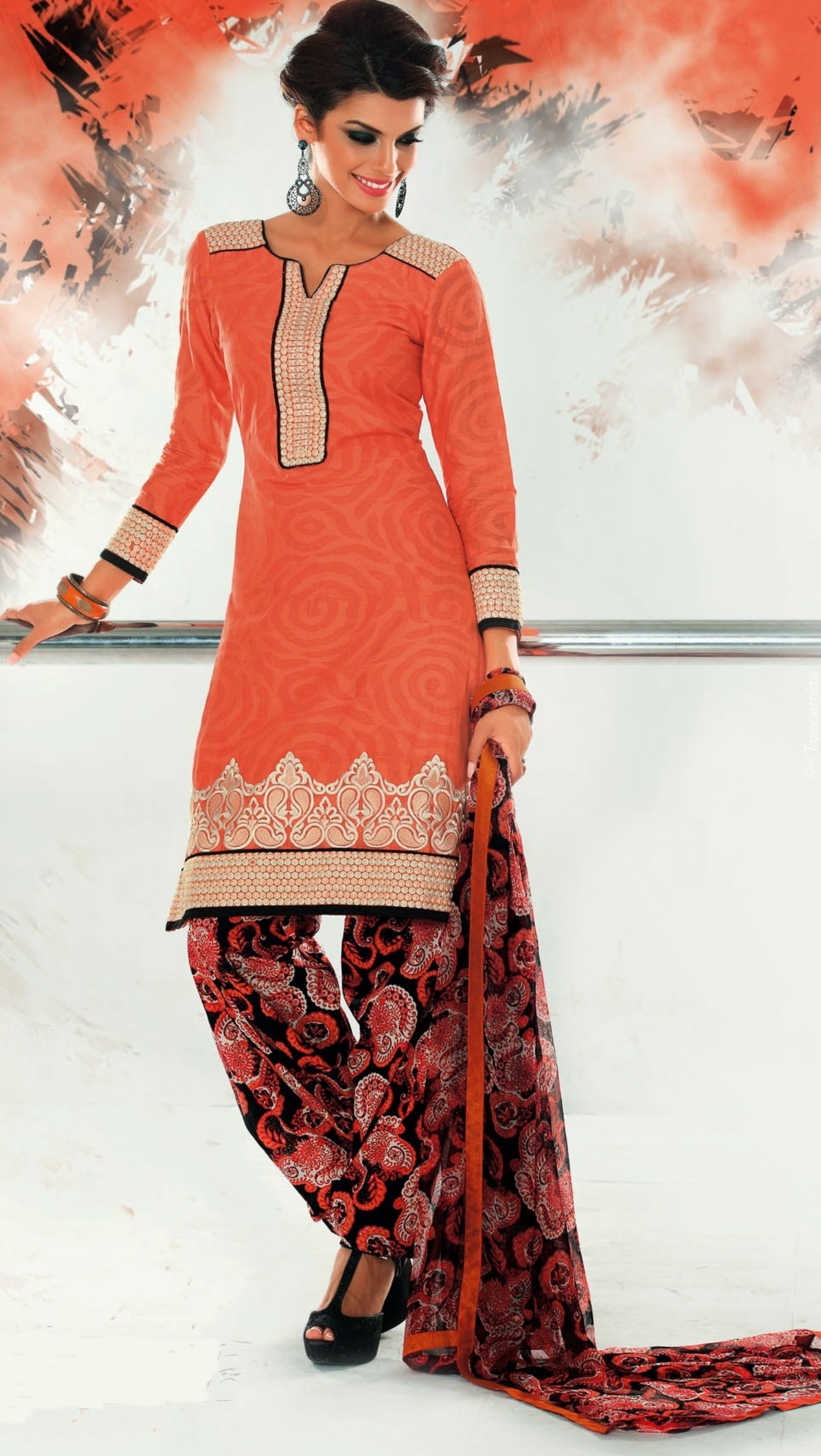 Salwar Kameez, w makijażu i biżuterii