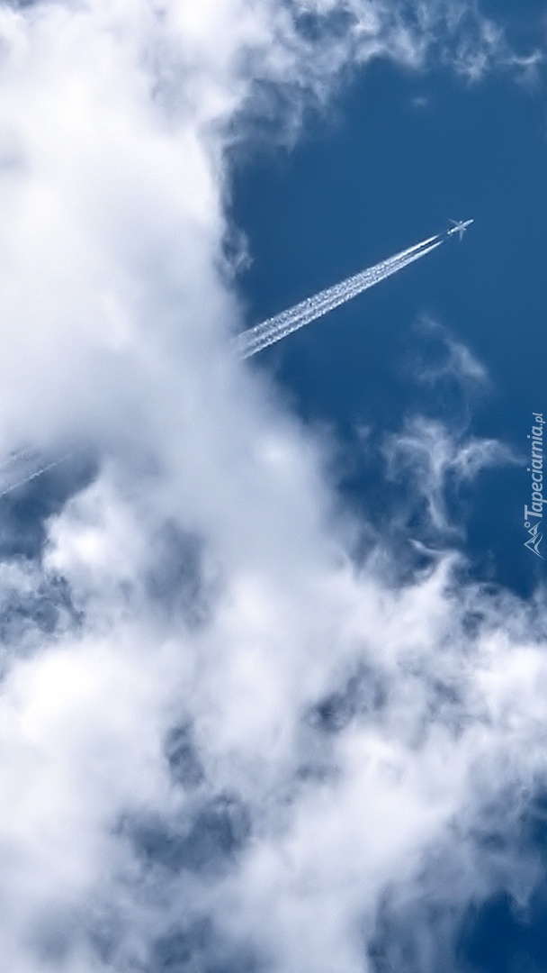 Samolot na niebie w chmurach