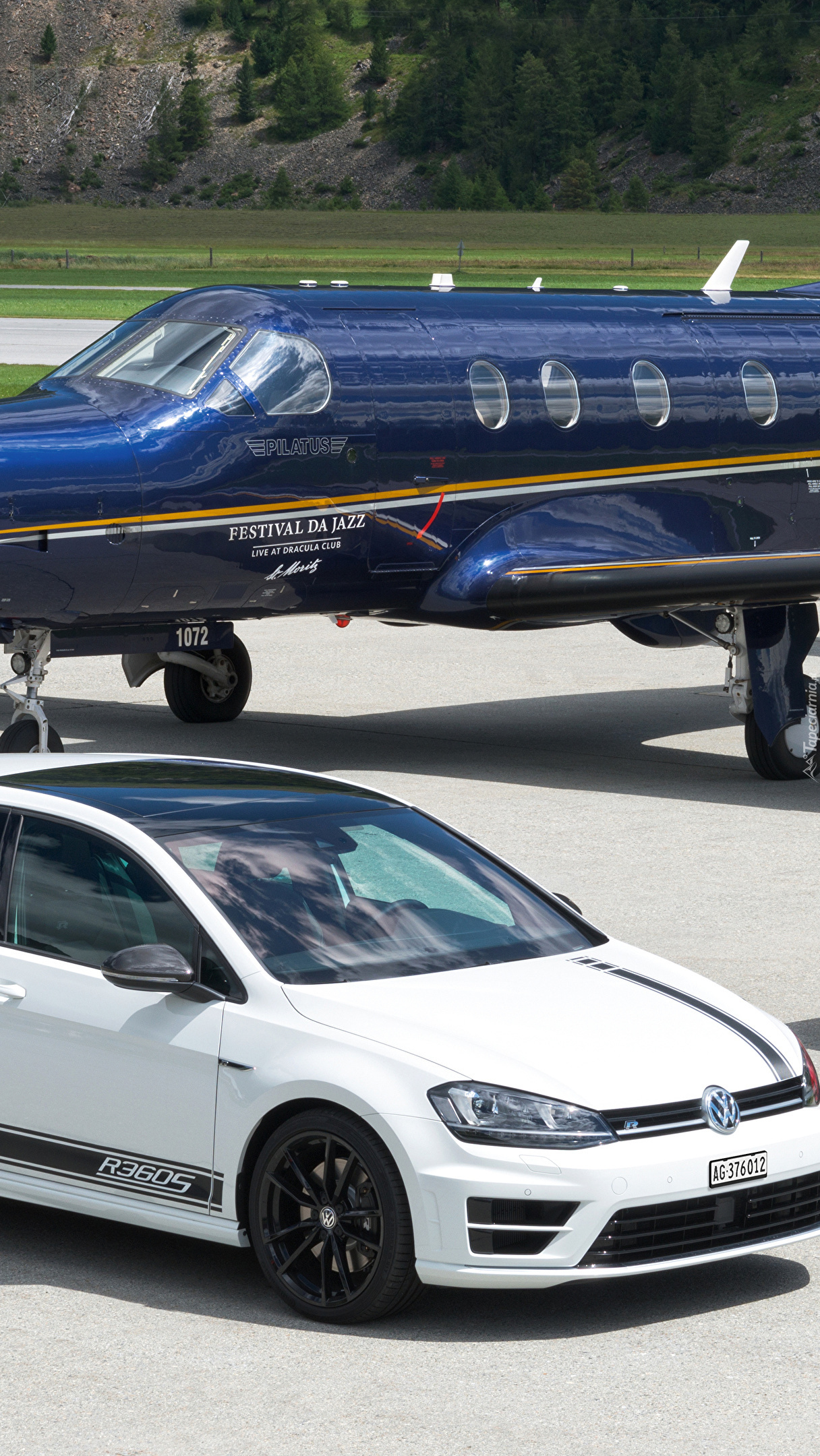 Samolot Pilatus PC-12 i Volkswagen Golf R360S